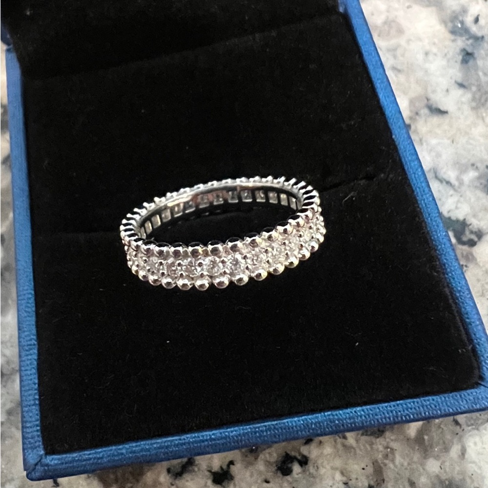 Beautiful Layering band, with rim details and round diamonds 💎